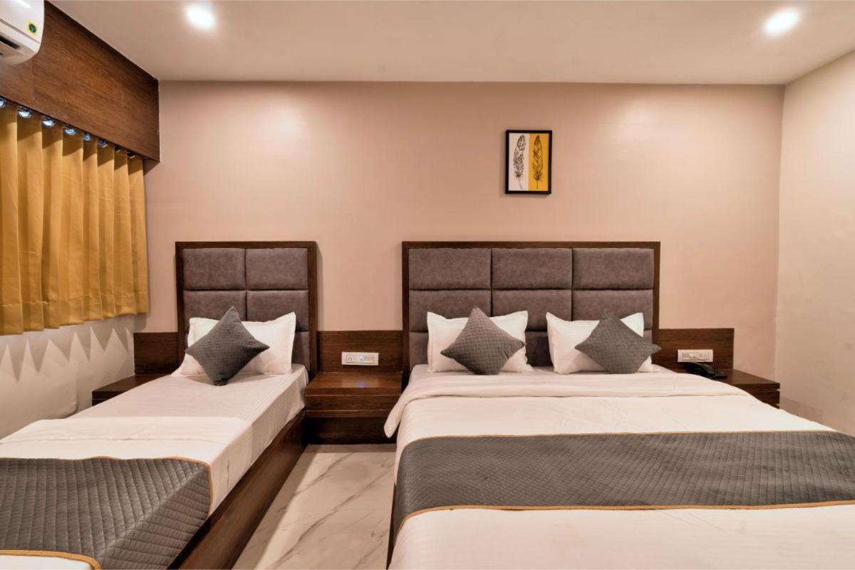 Hotel Royal 24 Αχμπανταμπάντ Εξωτερικό φωτογραφία