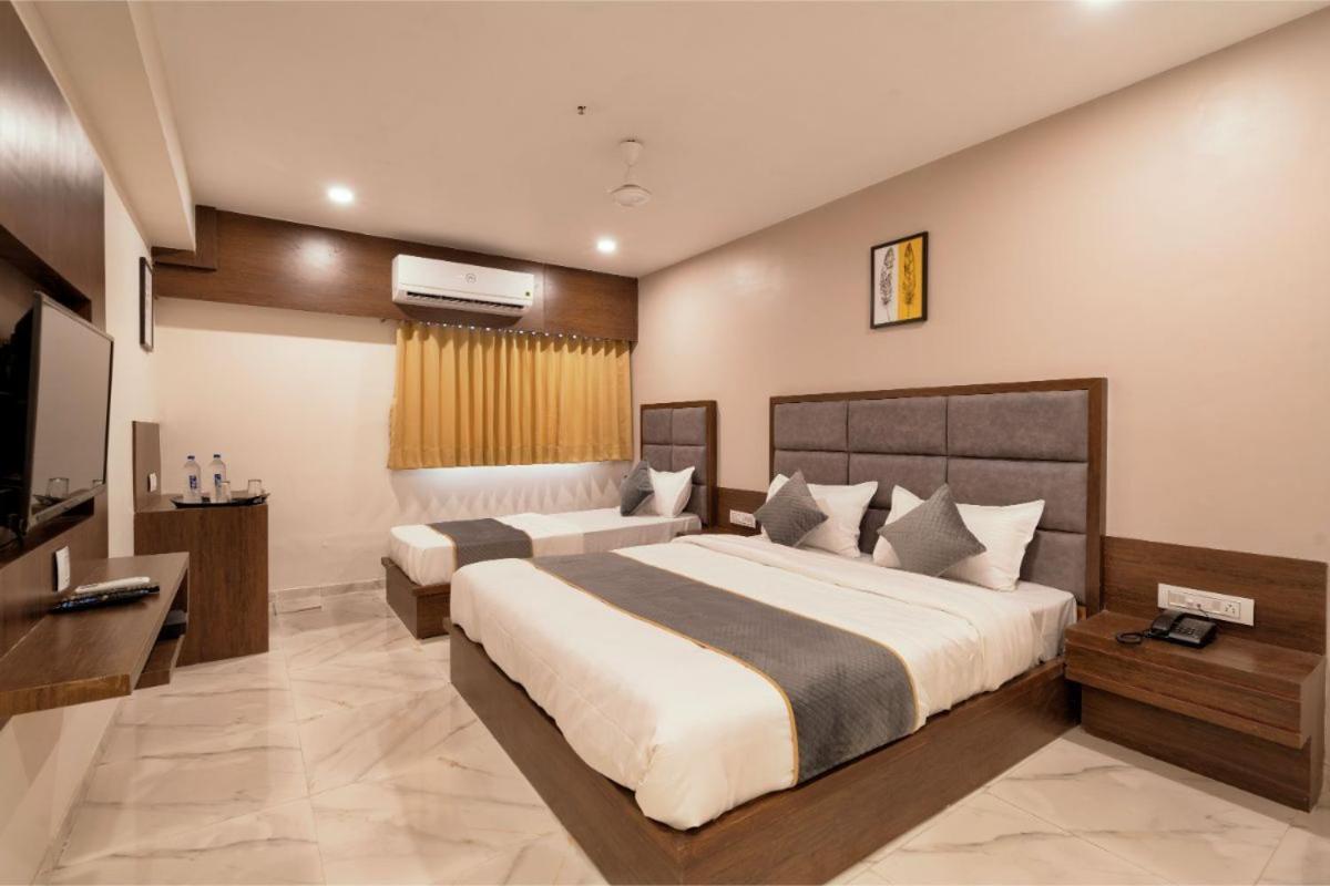 Hotel Royal 24 Αχμπανταμπάντ Εξωτερικό φωτογραφία