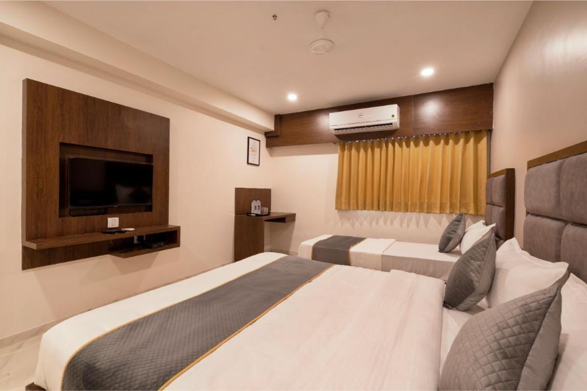 Hotel Royal 24 Αχμπανταμπάντ Εξωτερικό φωτογραφία